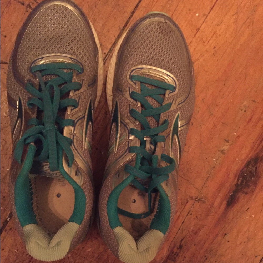Woman’s Brooks Sneakers Light wear 9 wide